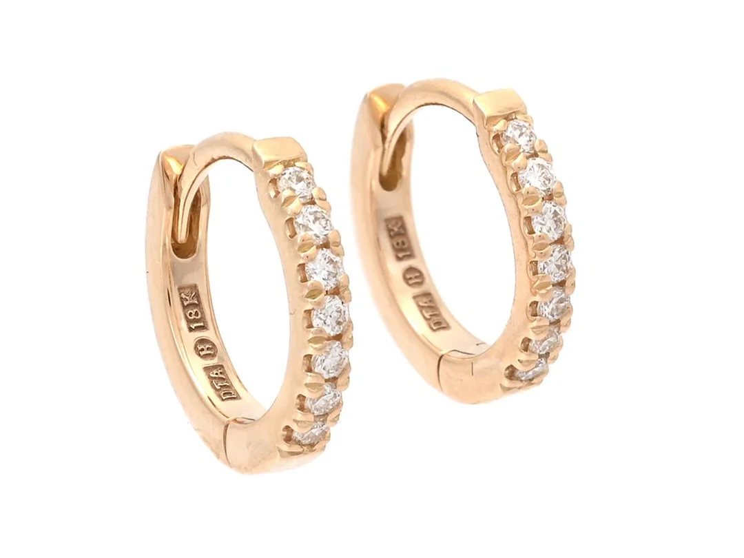 ÖRRINGAR, 18K guld, 14 briljantslipade diamanter ca 0,12 ctv, ca TW-W/VS, stift, diameter 11,0 mm, vikt 1,8 g. — Smycken/Örringar — Kaplans