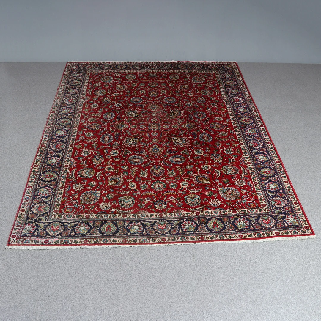 SALONGSMATTA. Handknuten, ull på bomullsvarp. — Persian Carpets & Textiles — Skånes Auktionsverk