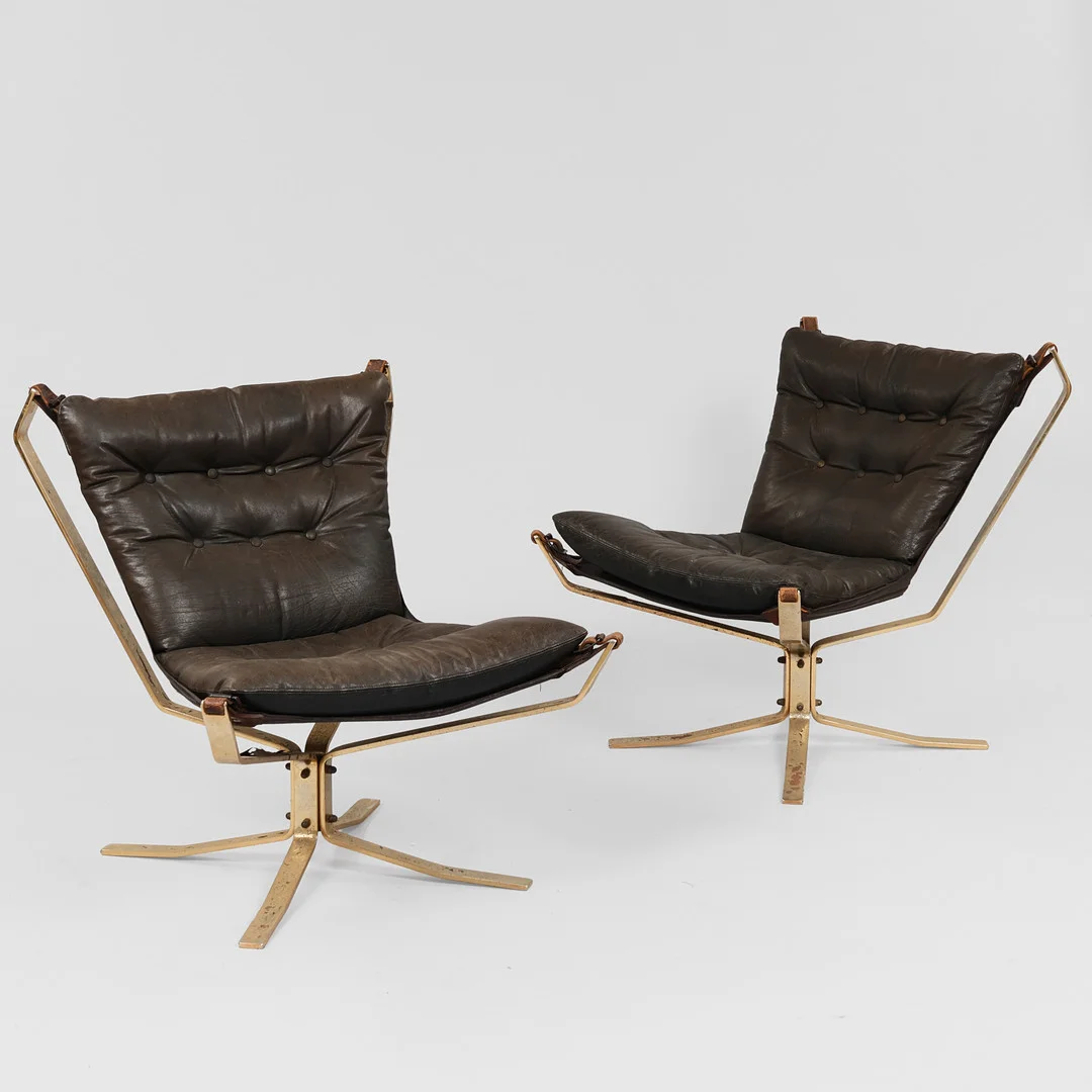 "Super Star", et par lænestole med stel af forgyldt stål, sæde og ryg af udspændt lærred og hynder betrukket med skind, Trygg Møbler, Danmark, ca. 1970'erne, (2). — Armchairs & Chairs — Palsgaard Kunstauktioner