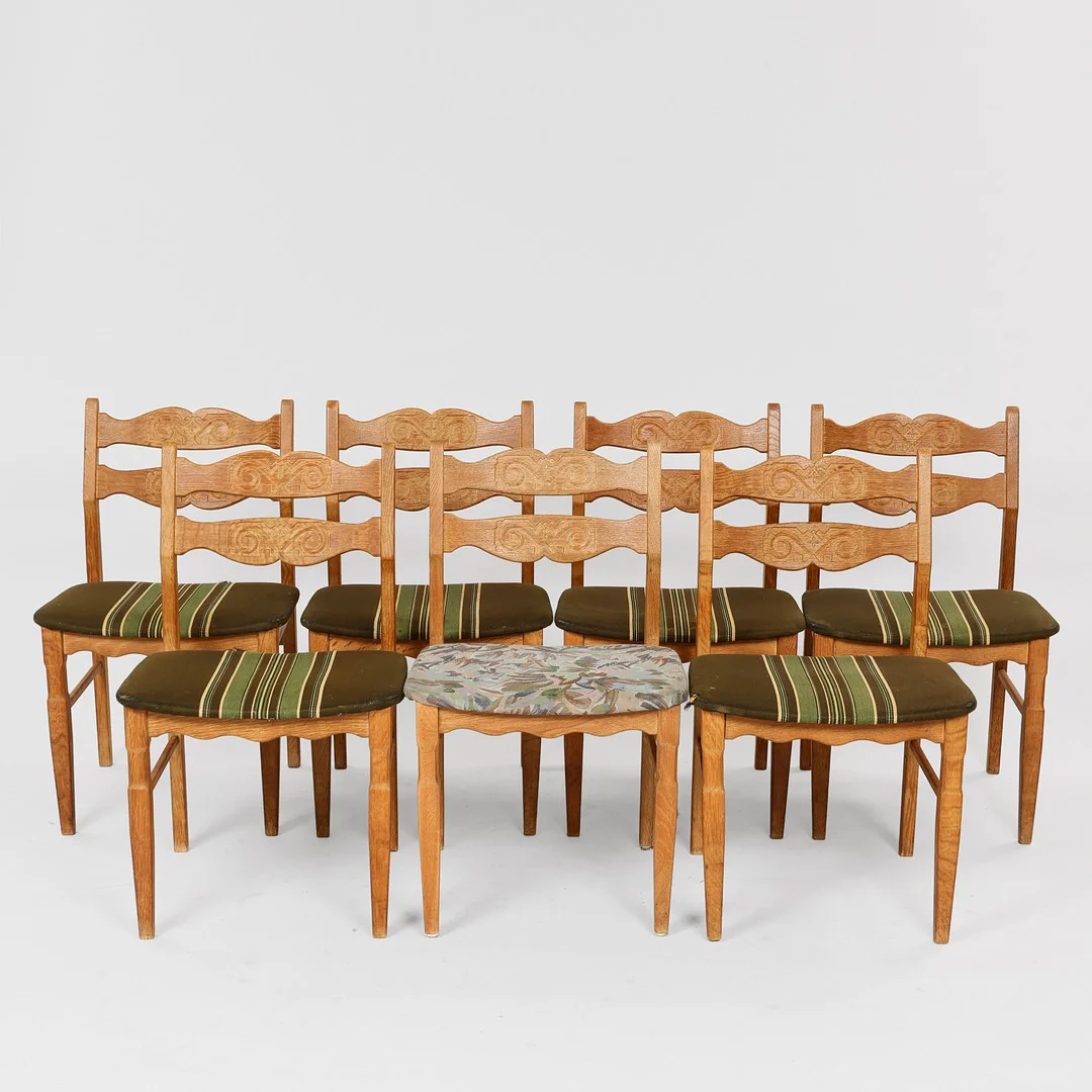 HENRY KJÆRNULF (1911-1975). Sæt på syv stole af eg, EG Kvalitetsmøbel, Danmark, 1960/70'erne, (7). — Armchairs & Chairs — Palsgaard Kunstauktioner