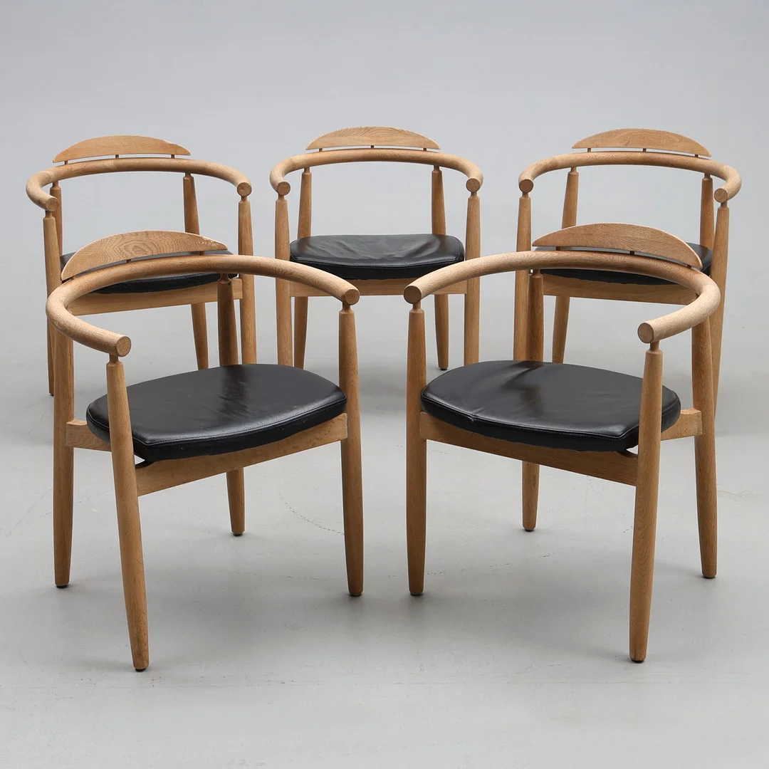 HANS THYGE RAUNKJÆR. TILLSKRIVEN. Stolar, 5 st, ek och läder. — Armchairs & Chairs — Gomér & Andersson Jönköping