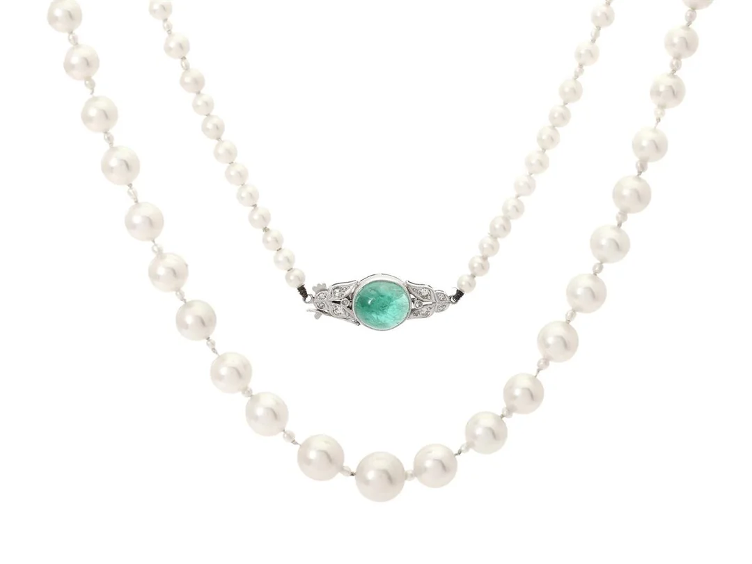 PÄRLCOLLIER, odlade saltvattenspärlor ca 3,1-8,2 mm, fröpärlor ca 1,5-2,0 mm, lås i platina med cabochonslipad smaragd ca 2,00 ct och 10 åttkantslipade diamanter ca 0,10 ctv, längd 76 cm, vikt 21,4 g. — Smycken/Pärlcollier — Kaplans