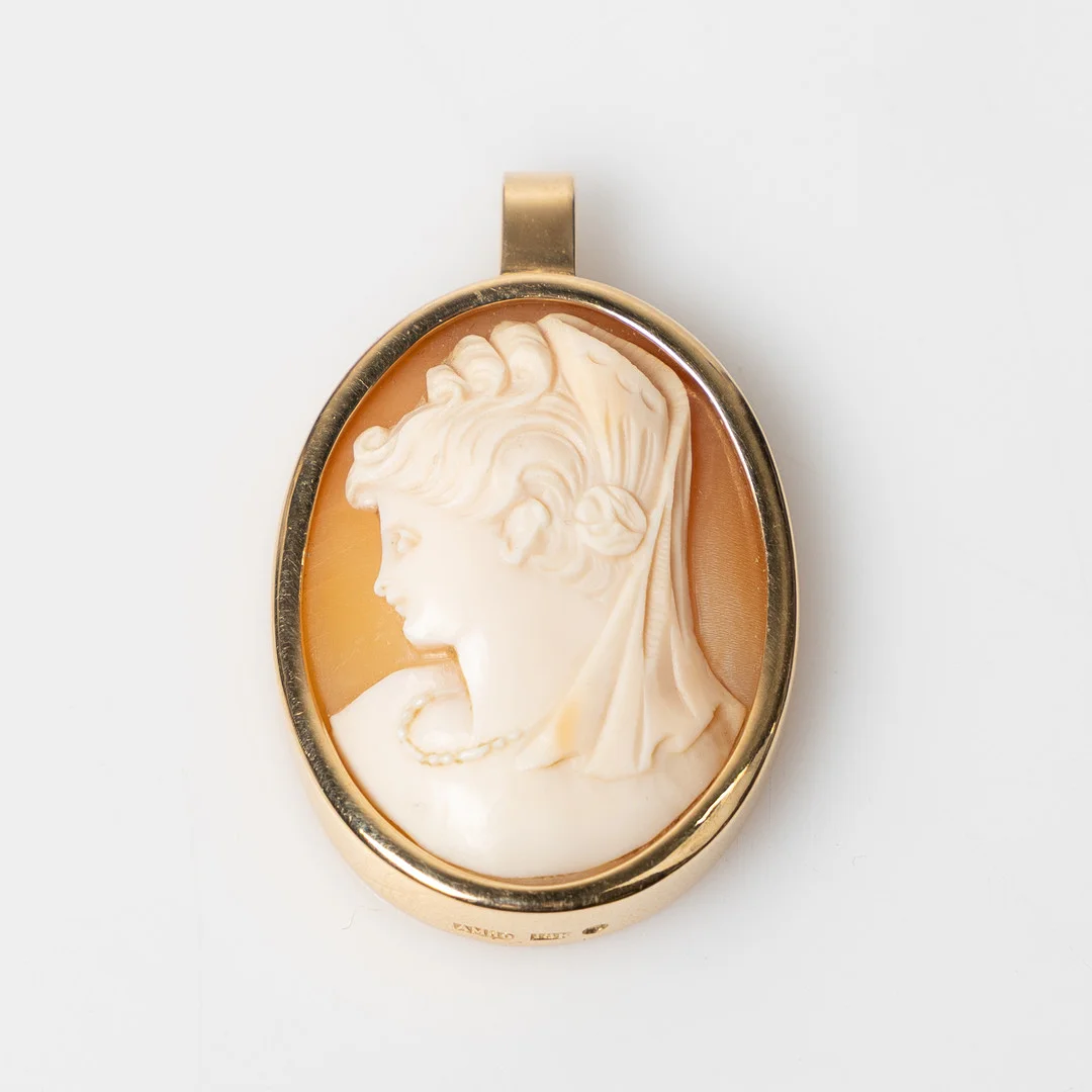 HÄNGE, 18K guld med snäckskalskame, Orrling, Helsingborg, tidigt 2000-tal. — Brooches & Pendants — Stockholms Auktionsverk Helsingborg