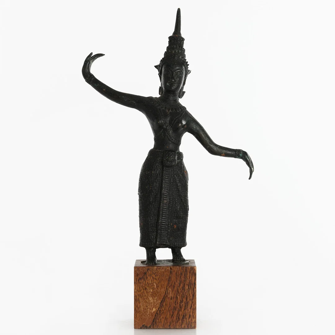 SKULPTUR, figurin/tempeldansare, Asien, brons på träsockel. — Bronzes — Crafoord Auktioner Stockholm
