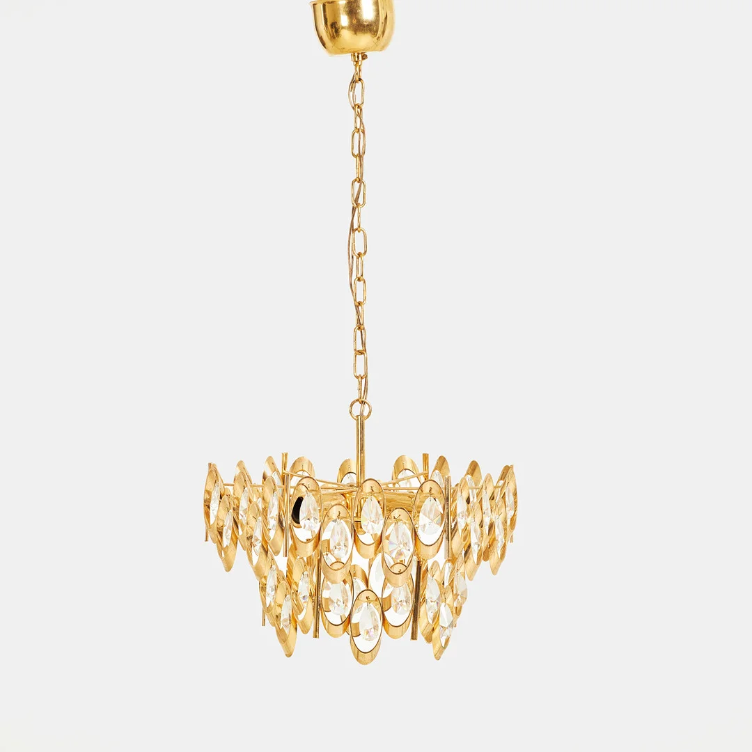 TAKLAMPA, gulmetall, behängd med prismor, 1900-talets senare del, tre ljuspunkter. — Ceiling lights — Stockholms Auktionsverk Sickla