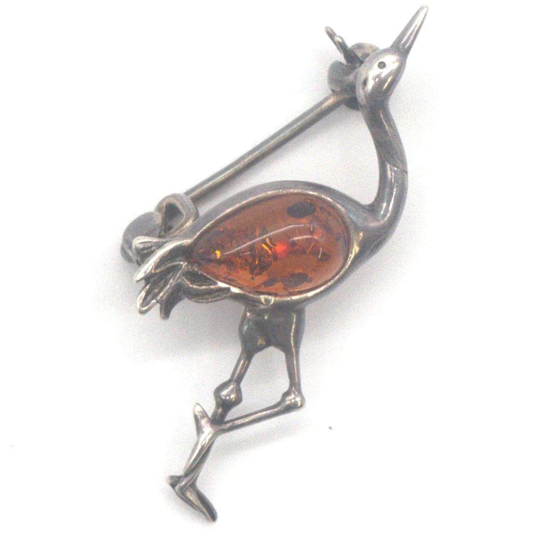 DESIGNER BROSCHE SILBER GEPRÜFT IN PLASTISCHER FORM EINES VOGELS, MIT HONIGBERNSTEIN-CABOCHON BESETZT, DEUTSCHLAND, 20. JAHRHUNDERT, PUNZIERT. — Brooches & Pendants — Kunst- und Auktionshaus Kleinhenz