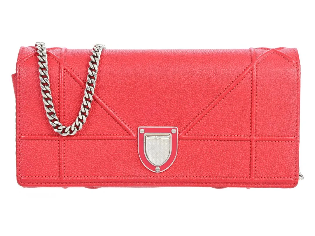 DIOR, VÄSKA, Diorama Wallet On Chain, rött läder, silverfärgade beslag, 21x11x2 cm, avtagbar kedja. Good Condition. — Accessoarer/Väskor — Kaplans
