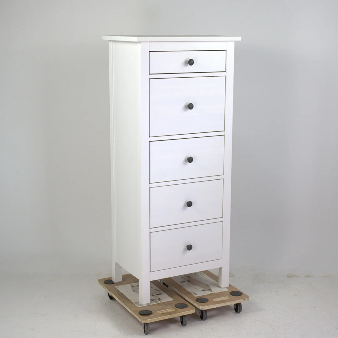 BYRÅ, fem lådor, vit, bemålat trä, troligen furu, IKEA. — Chests of drawers — Höganäs Auktionsverk