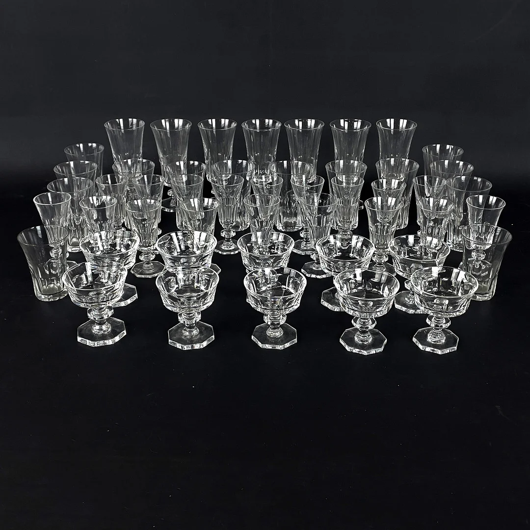 ELIS BERGH. Glasservis, 47 delar, "Hamra", Kosta, samt 2 medföljande glas. — Utility glass — Roslagens Auktionsverk