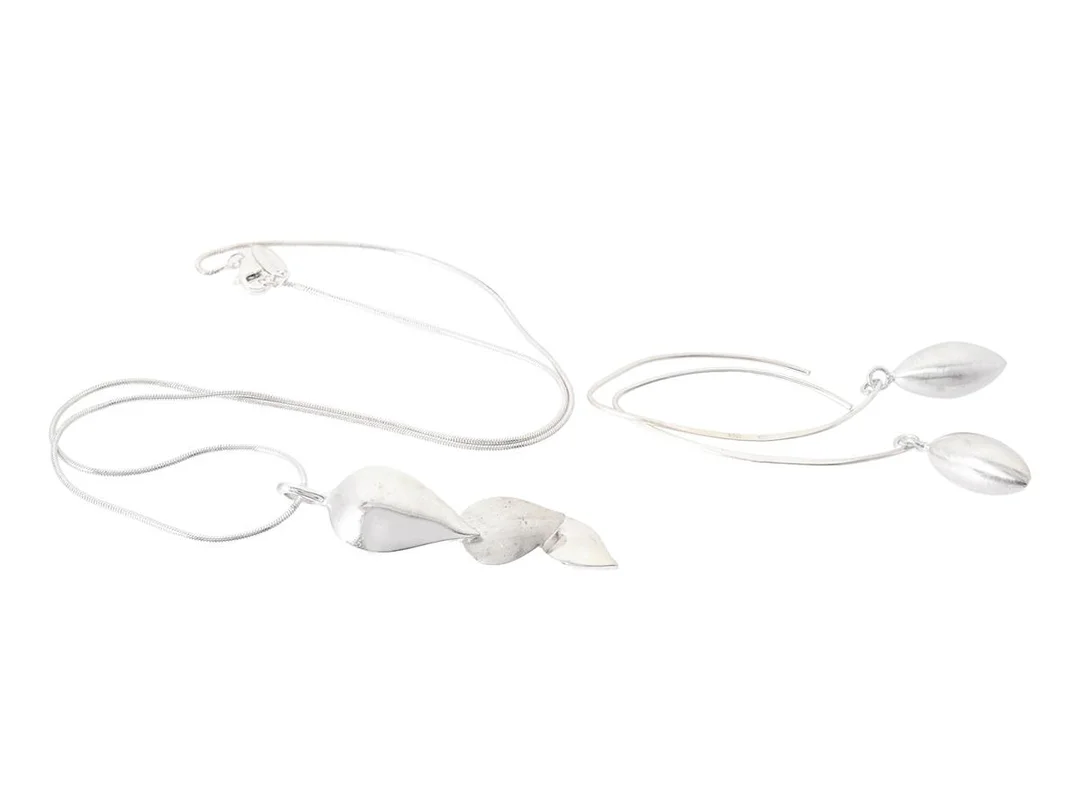 SMYCKESET, 1 hänge med kedja, 1 par örhängen, sterlingsilver, längd kedja 42,5 cm, höjd hänge 5 cm, höjd örhängen 6 cm, krokar, totalvikt 10,7 g. — Smycken/Smyckeset — Kaplans