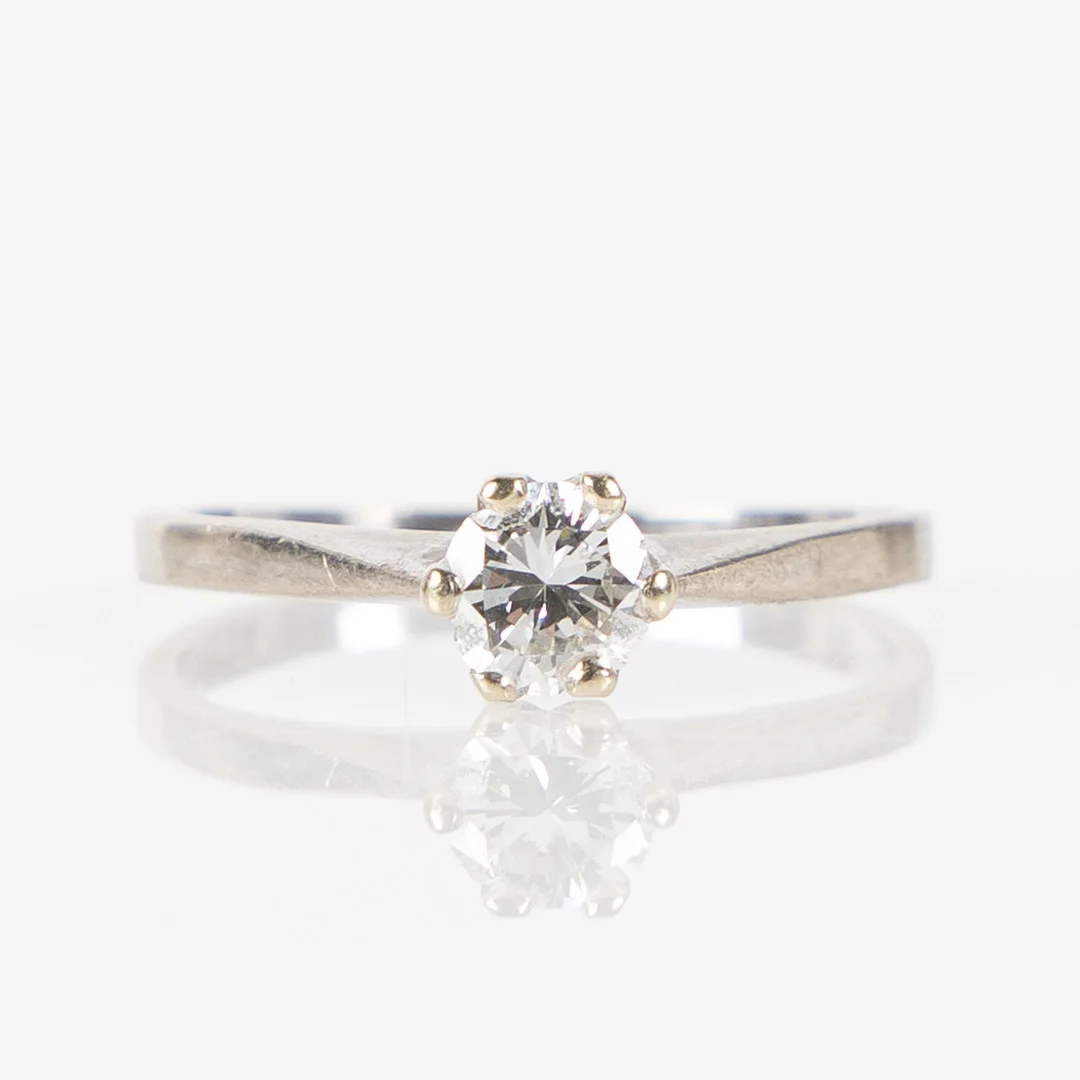 RING, 18K vitguld med briljantslipad diamant ca 0.50 ct. — Rings — Stockholms Auktionsverk Helsingborg