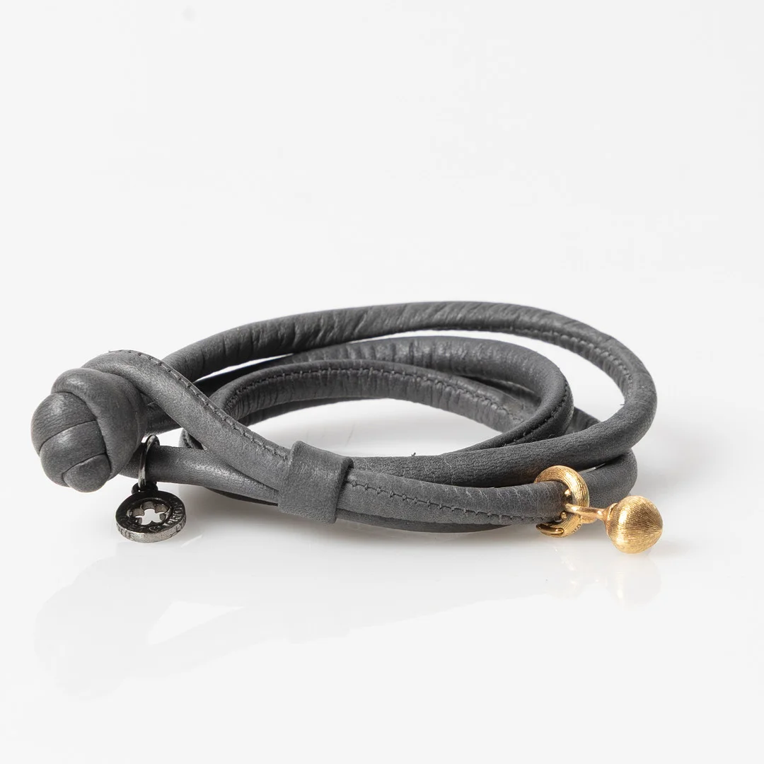 CHARLOTTE LYNGGAARD, armband med berlock 'Sweet drops' i 18K guld. — Bracelets — Stockholms Auktionsverk Helsingborg