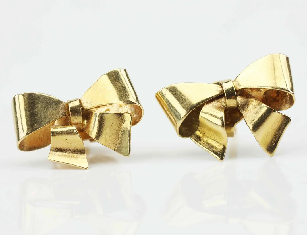 ÖRHÄNGEN, ett par, Guld 18K, 1900-talets andra hälft. — Earrings — Hälsinglands Auktionsverk