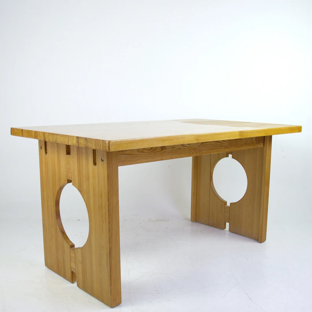 GILBERT MARKLUND. Matbord, stavlimmad lackad furu, brännmärkt Furusnickarn i Flarken, 1970-tal. — Dining room furniture — Höganäs Auktionsverk