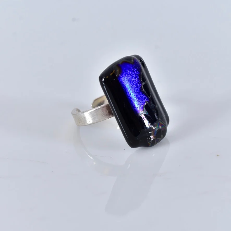 RING, modernistisk, akryl och sterlingsilver. — Rings — Halmstads Auktionskammare