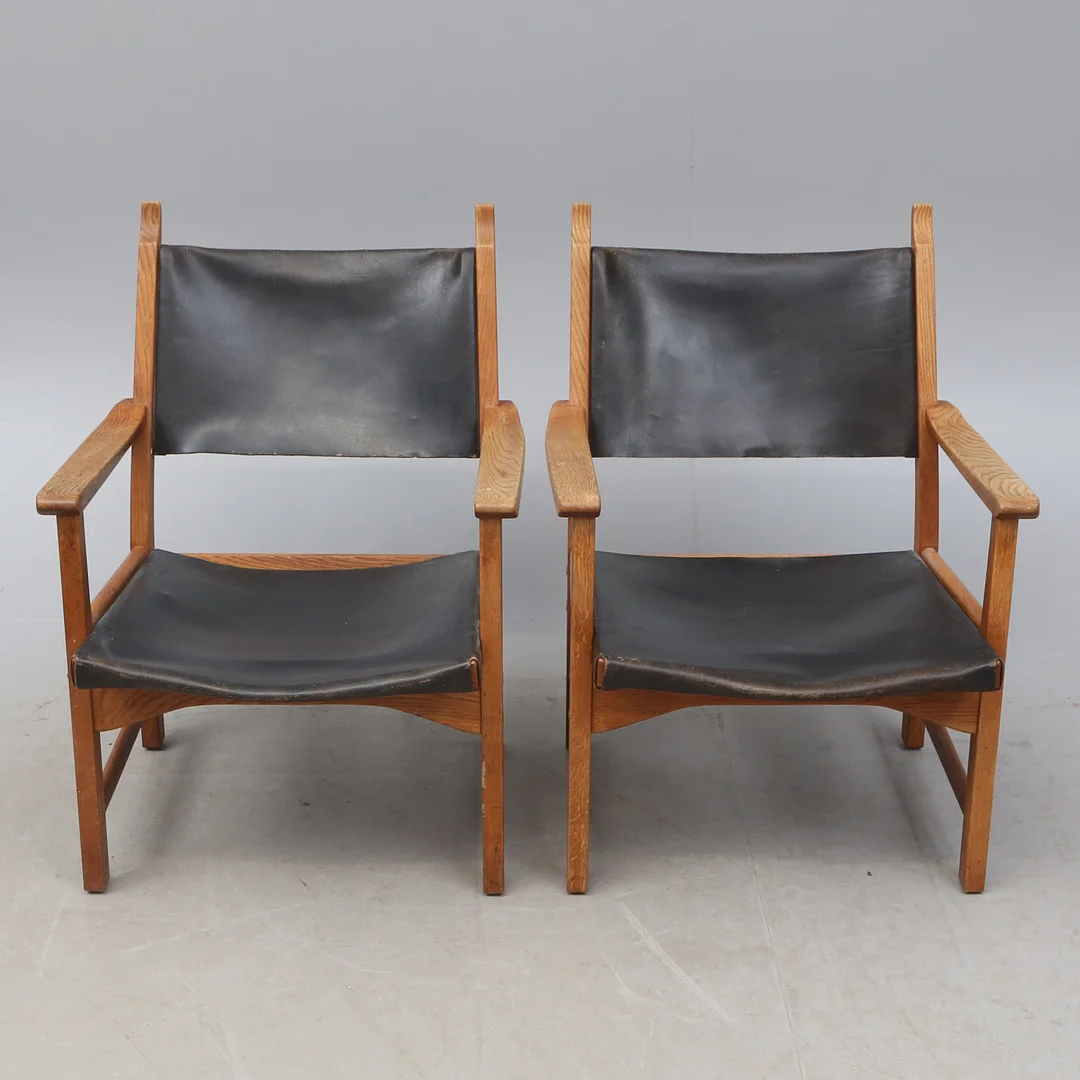FÅTÖLJER "Caryngo" 1 par, trä/skinn. — Armchairs & Chairs — Kalmar Auktionsverk