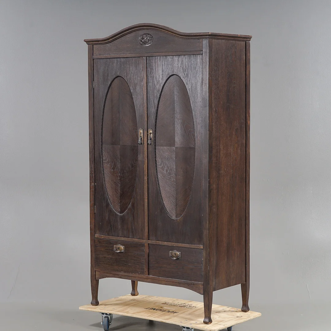 KLÄDSKÅP Jugend "Äpplet" Mörkbetsad ek, tidigt 1900-tal. — Cupboards, Cabinets & Shelves — Karlstad Hammarö Auktionsverk
