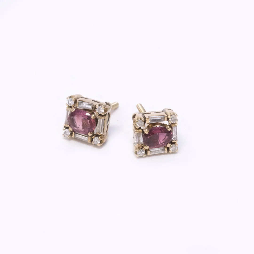 ÖRHÄNGEN, ETT PAR, MED RUBINER OCH DIAMANTER, 14K GULD. — Earrings — Björnssons Auktionskammare