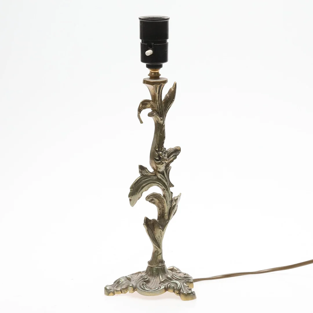 BORDSLAMPFOT, mässing, första halvan på 1900-talet. — Pewter, Brass & Copper — Örebro Stadsauktioner