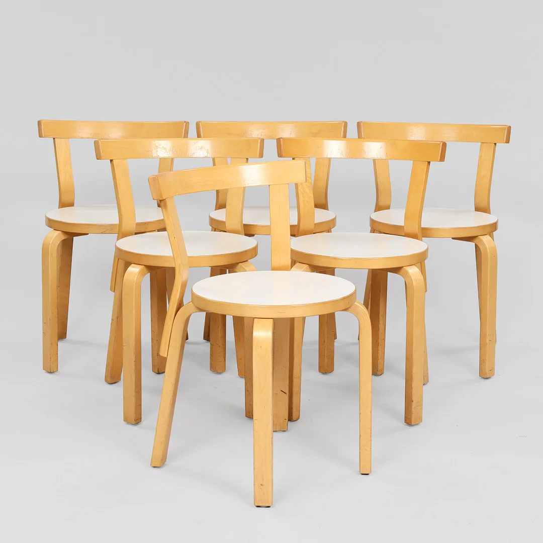ALVAR AALTO. Et sæt på seks stole af birk, sæder med hvidt laminat, model nr. 68, Artek, Finland, formgivet 1935, (6). — Armchairs & Chairs — Palsgaard Kunstauktioner