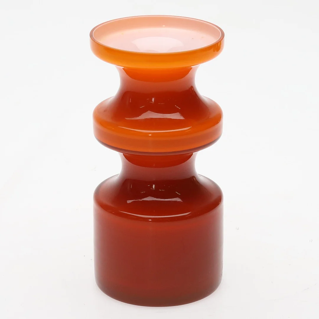 PER OLOF STRÖM. VAS, glas Alsterfors, orange. Etikettmärkt. — Art glass — Örebro Stadsauktioner