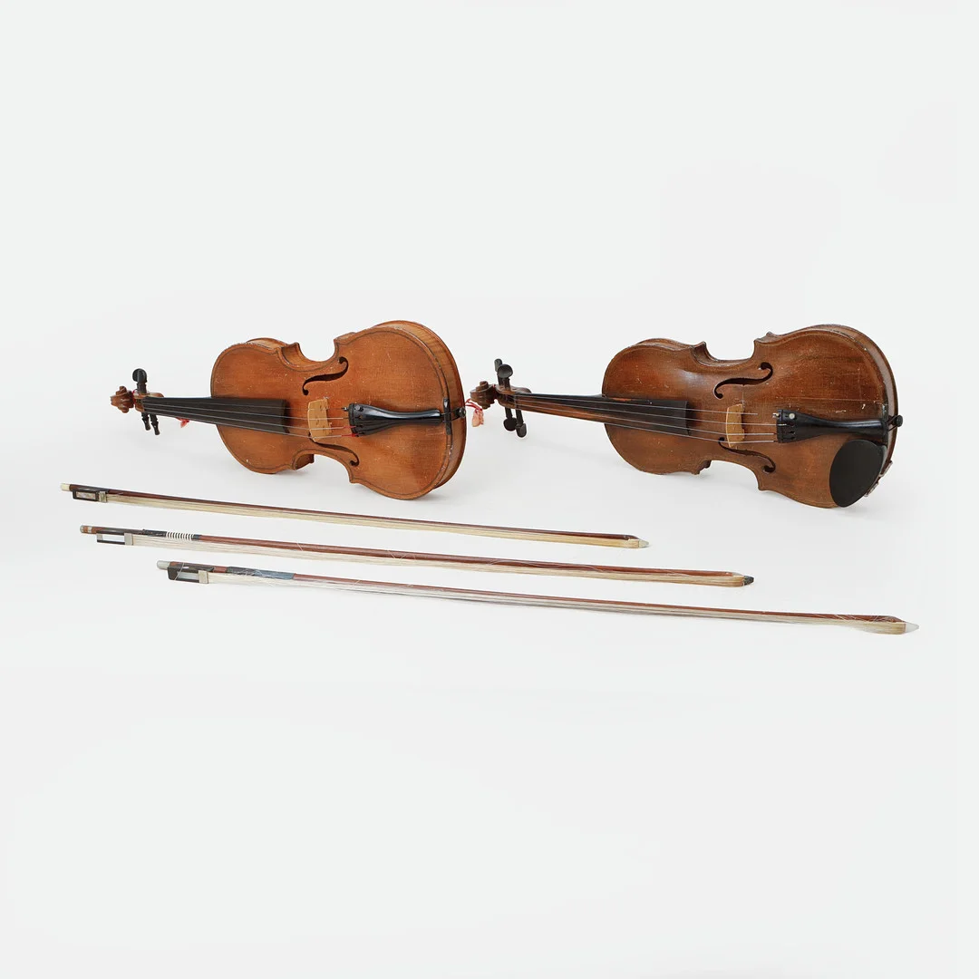 FIOLER 2 st varav en märkt Harry Nilsson, Göteborg, samt 3 stråkar, 1960-/70-tal. — Musical instruments — Göteborgs Auktionsverk