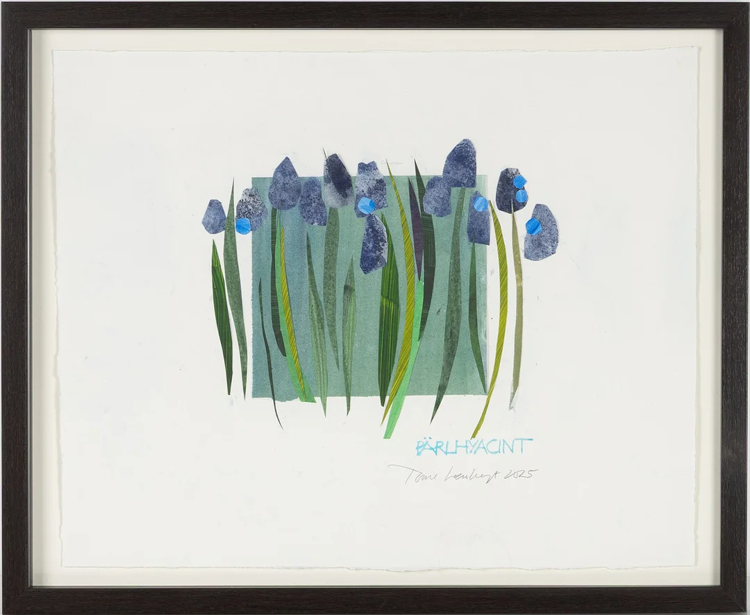TONIE LEWENHAUPT (FÖDD 1937). "Pärlhyacint", collage, signerad och daterad 2025. Vårens alla låga blå blommor är efterlängtade och för varje år bildar de allt större mattor likt flikar av den löftesrika vårhimlen. Medföljer bok "Bakom häcken". — Other — Stockholms Auktionsverk Helsingborg