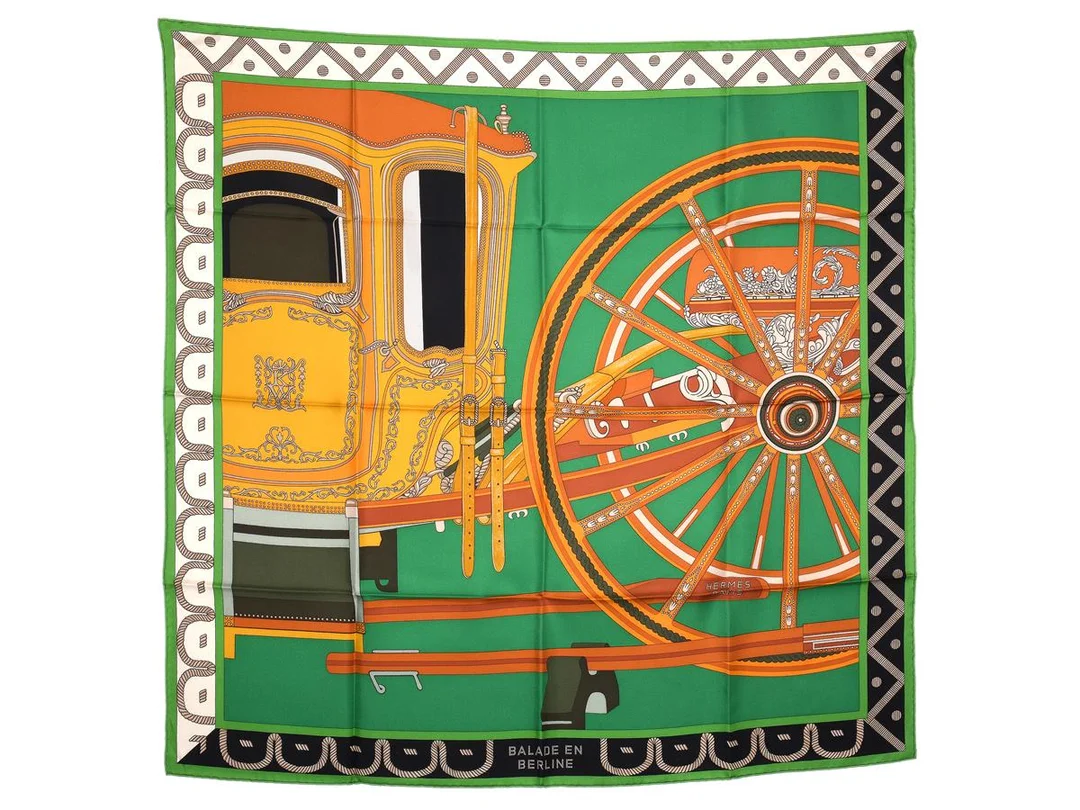 HERMÈS, SCARF, Balade En Berline Vert, Wlodek Kaminsk, 100% siden, 90x90 cm, multifärgad, grön, orange, svart, originalask. Excellent Condition. — Accessoarer/Scarves — Kaplans