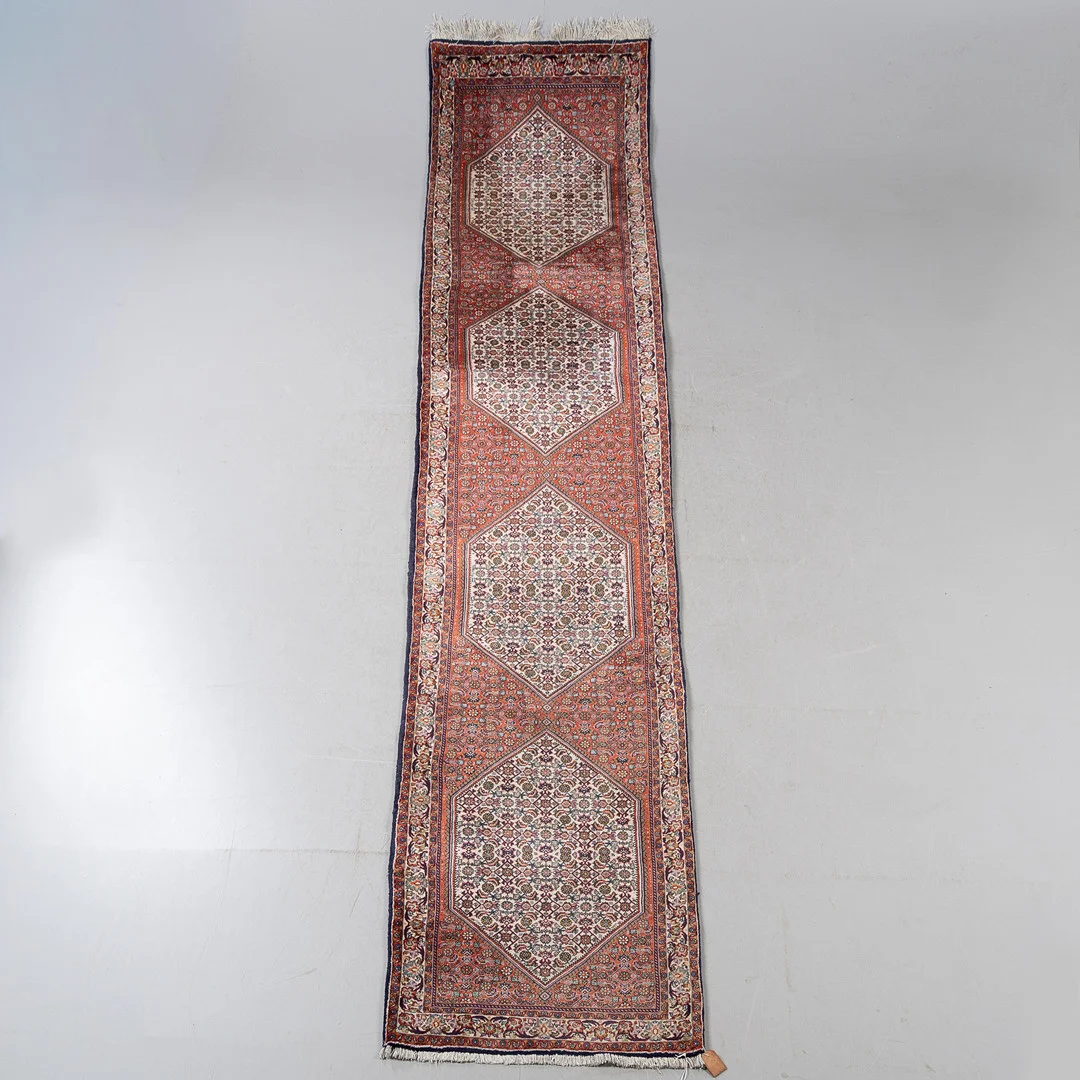 MATTA, handknuten persisk, gallerimatta, 428 x 82 cm, 1900-talets slut. — Persian Carpets & Textiles — Stockholms Auktionsverk Helsingborg