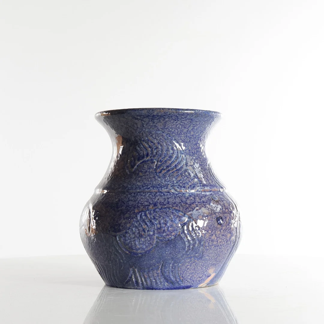 MØLLER & BØGELY. Vase af blåglaseret lertøj. Udført og mærket i bunden med monogram, Møller & Bøgely. — European — Woxholt Auktionshus