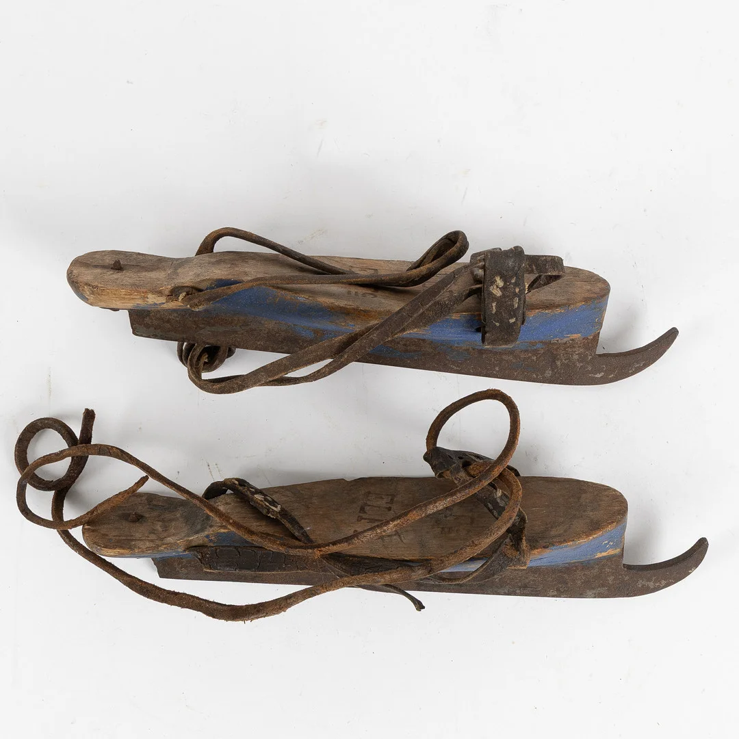 SKRIDSKOR, ett par, allmoge, 18/1900-tal. — Other — Stockholms Auktionsverk Helsingborg