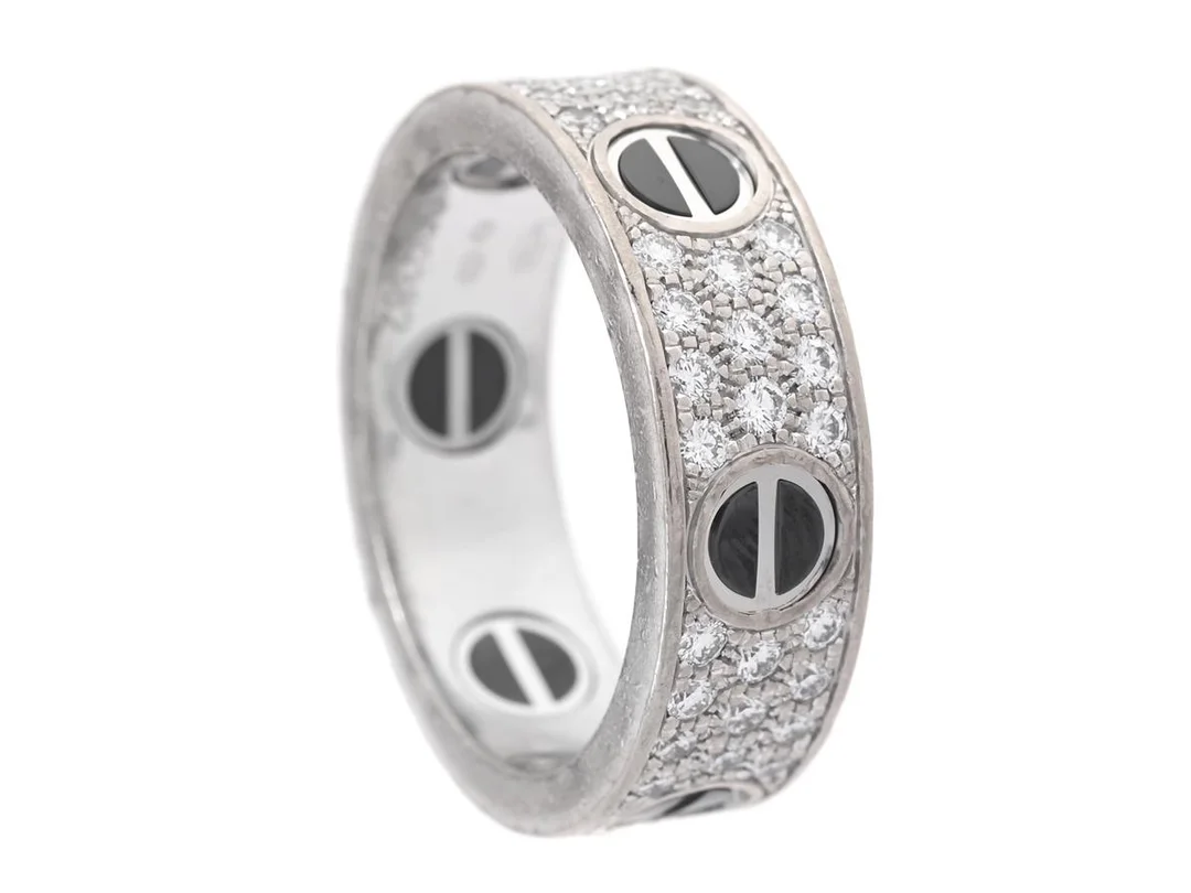 CARTIER, ring, Love, 18K vitguld, keramik, briljantslipade diamanter 0,77 ctv, serienr OD9382, stl 56, vikt 10,6 g, kraftigt slitage, certifikat. — Smycken/Ring — Kaplans