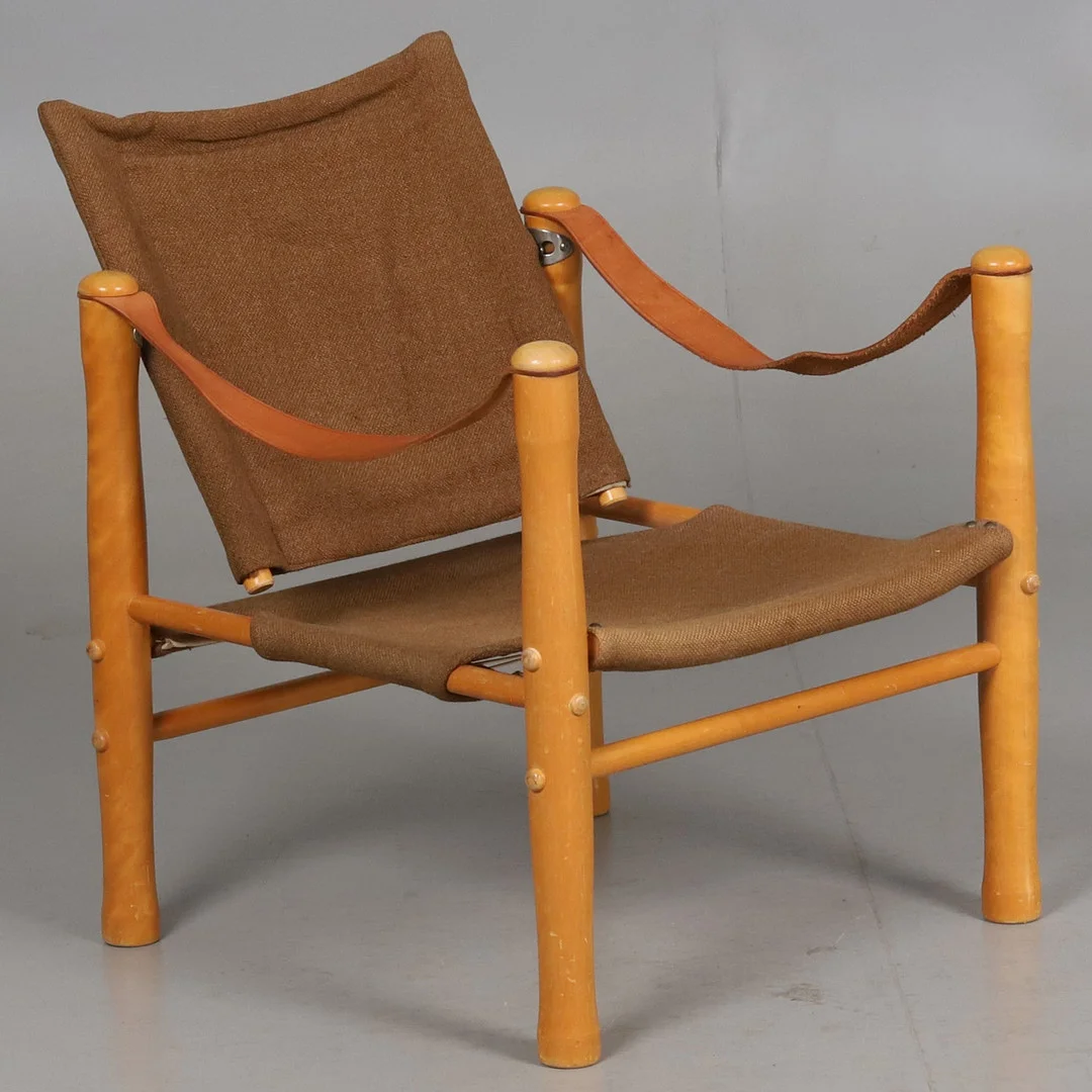 ELIAS SVEDBERG. FÅTÖLJ, Trä, tyg och läder, safarimodell, Triva-Serien, NK, omkring 1900-talets mitt. — Armchairs & Chairs — Örebro Stadsauktioner