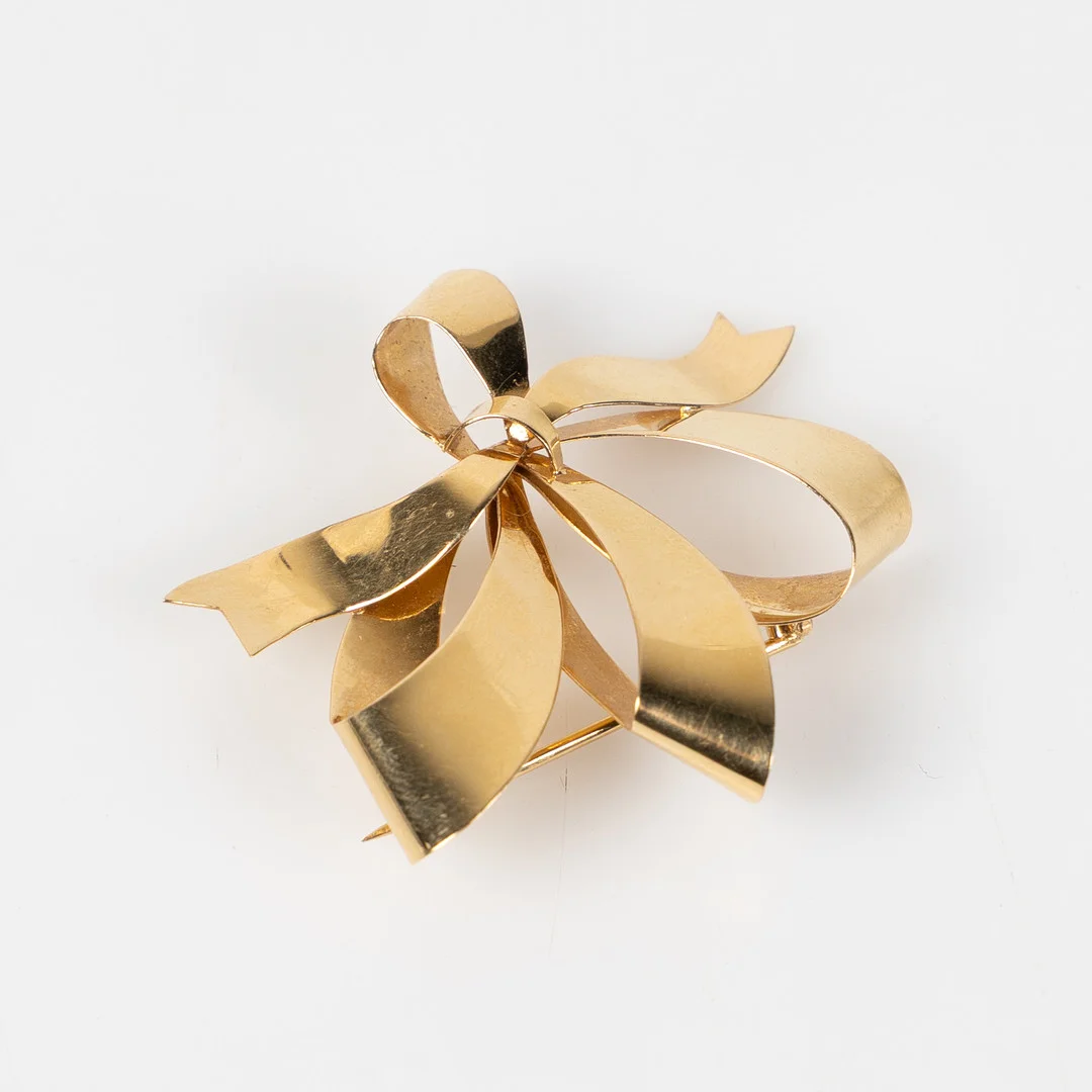 BROSCH, i form av rosett, Bertil Haglund Studio, Stockholm, 1945, 18K guld. — Brooches & Pendants — Stockholms Auktionsverk Helsingborg