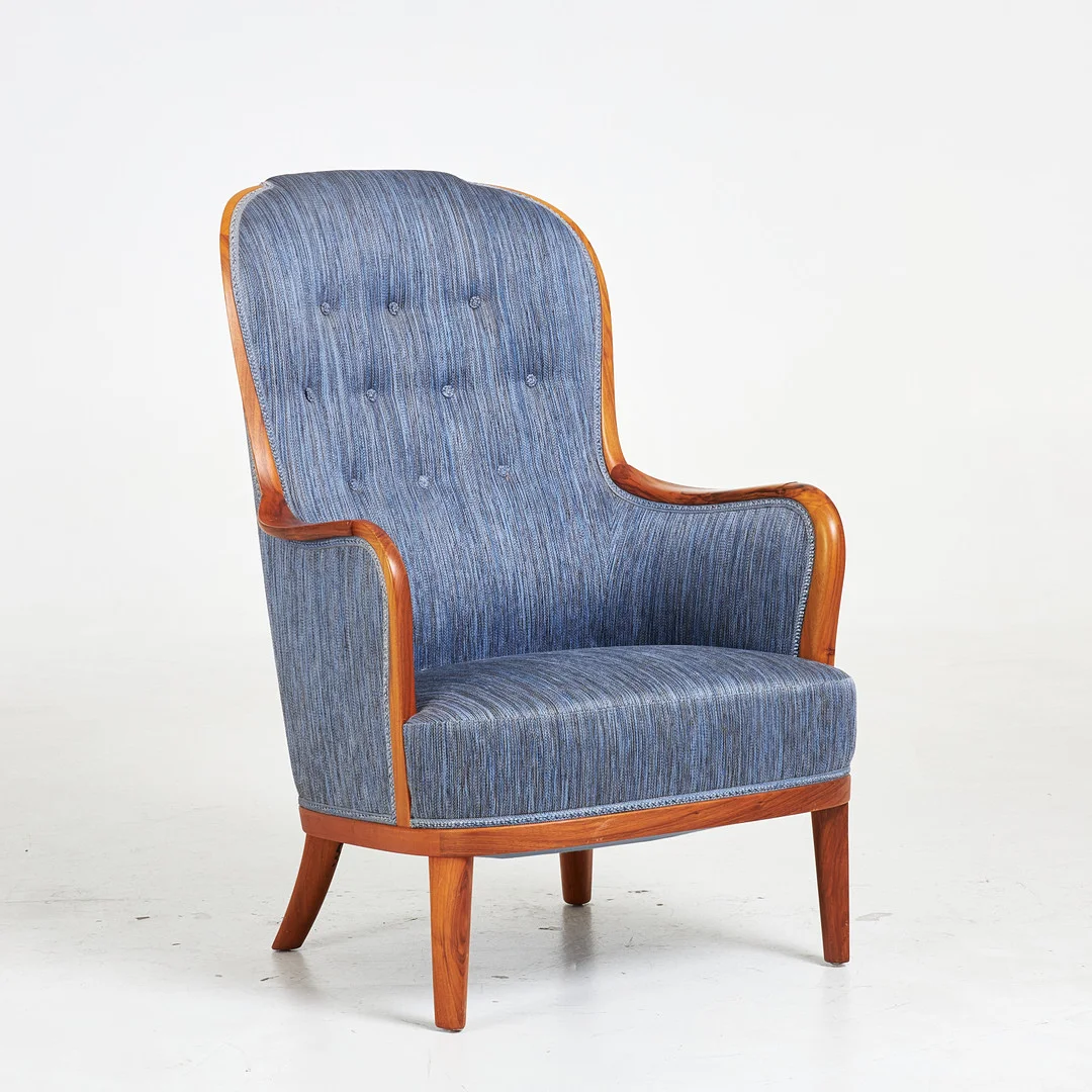 CARL MALMSTEN. Fåtölj, Advokaten, valnöt, blå textilklädsel. — Armchairs & Chairs — Stockholms Auktionsverk Sickla