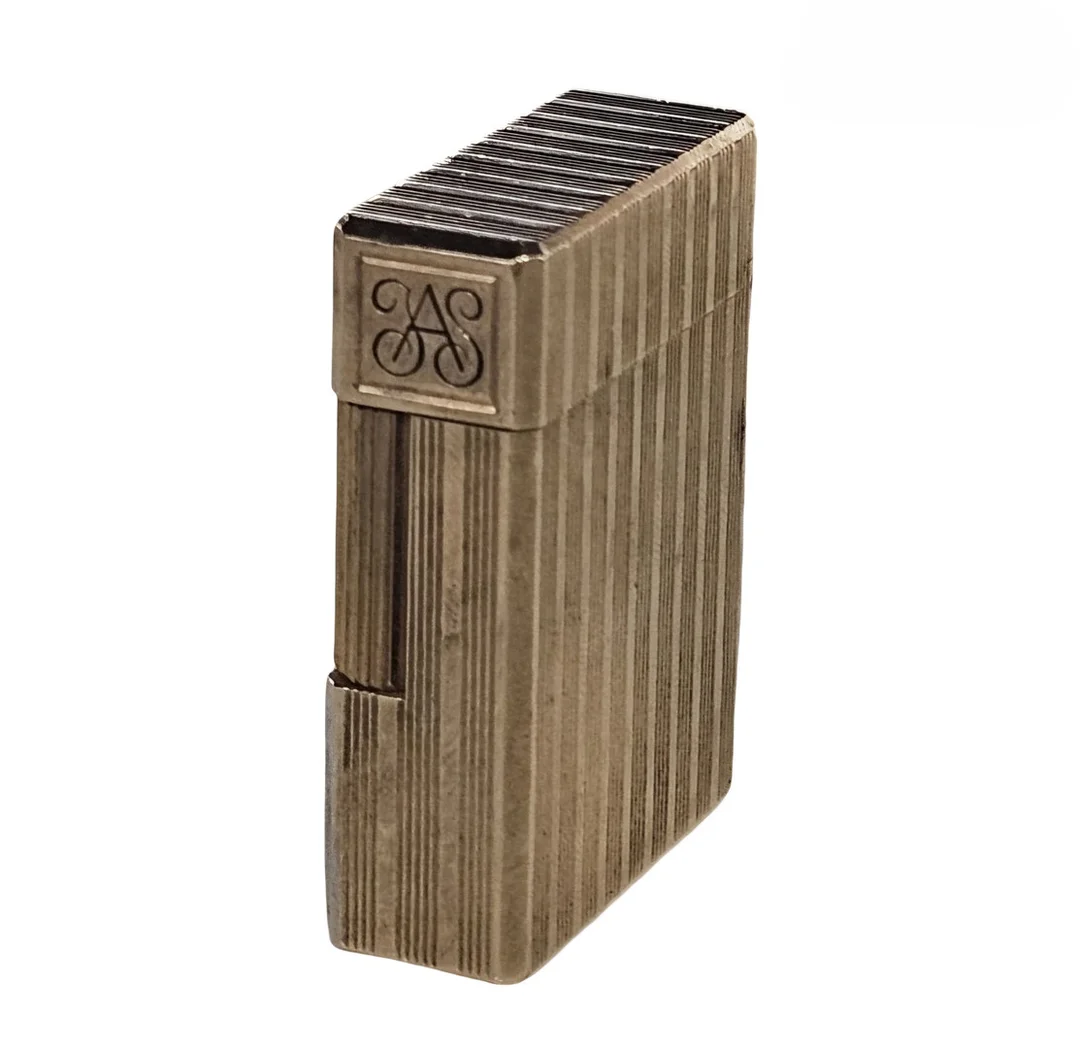DUPONT. Encendedor en plaqué de oro. — Miscellaneous — Arce Auctions