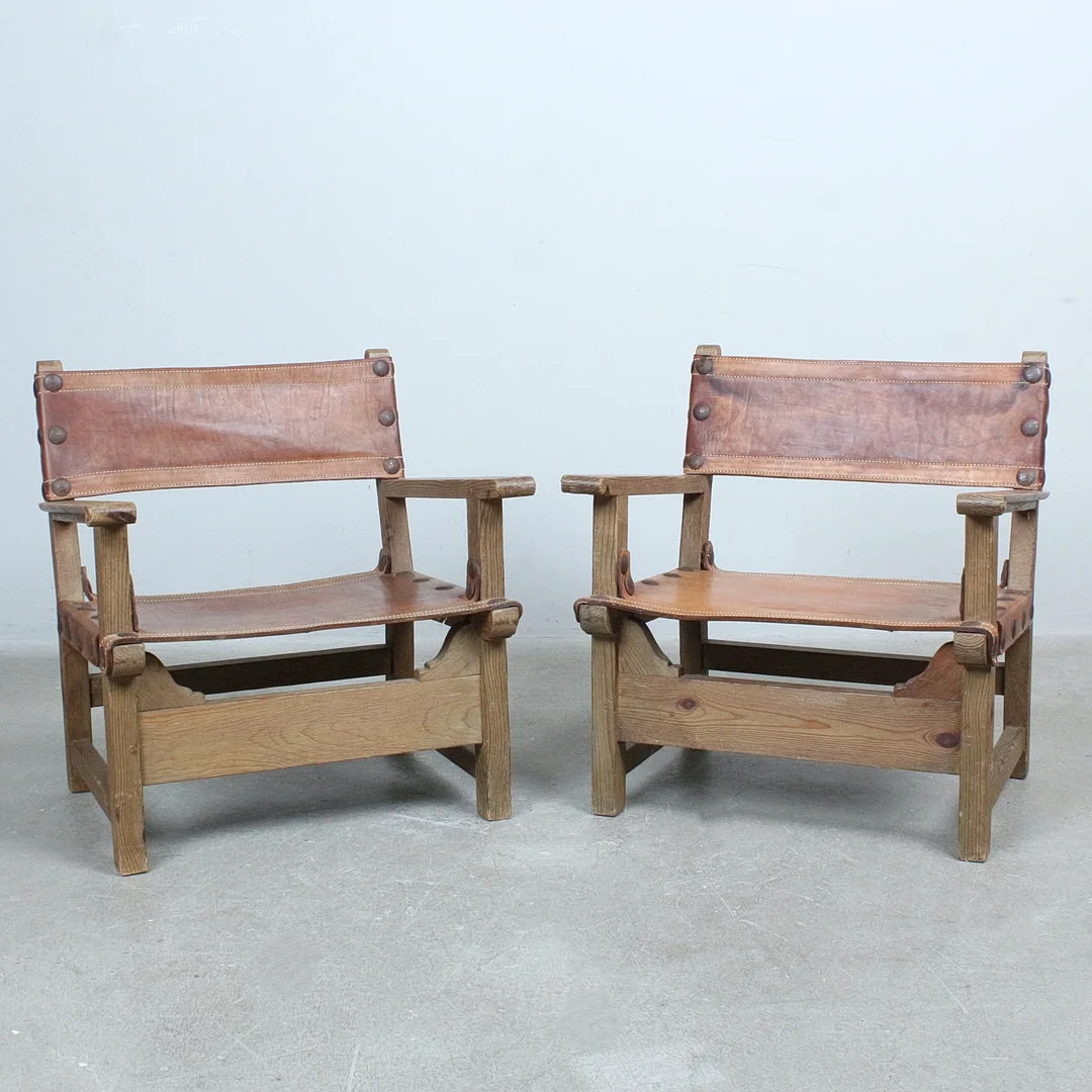 Zwei Brutalistische Sessel / Lounge Chairs, Kiefer, Leder, Metall, 1930er Jahre, Spanien (2). — Armchairs & Chairs — Stockholms Auktionsverk Düsseldorf/Neuss