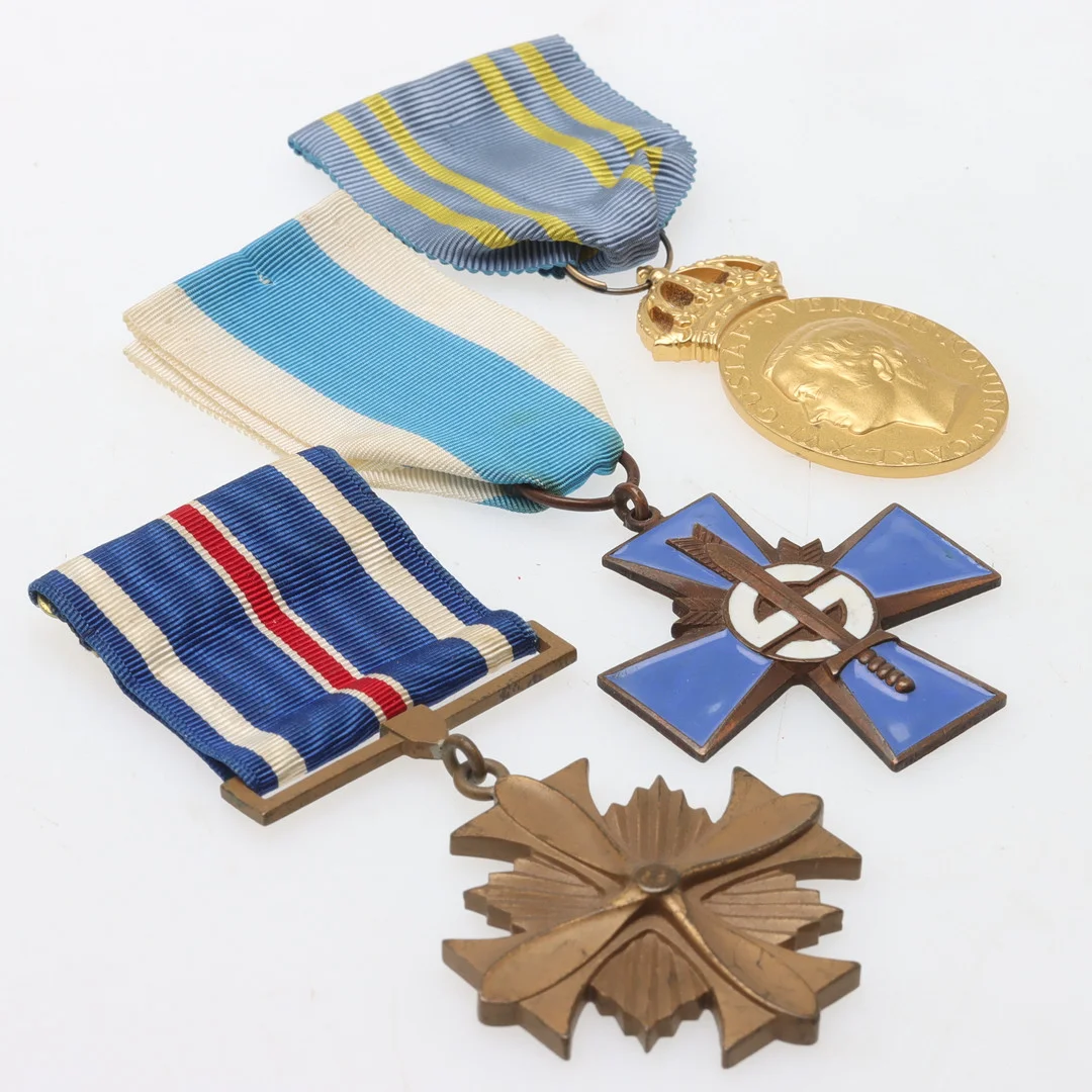 MEDALJER, 3 st, bl.a Flying cross, delvis silver. — Orders & Medals — Ekenbergs Auktioner