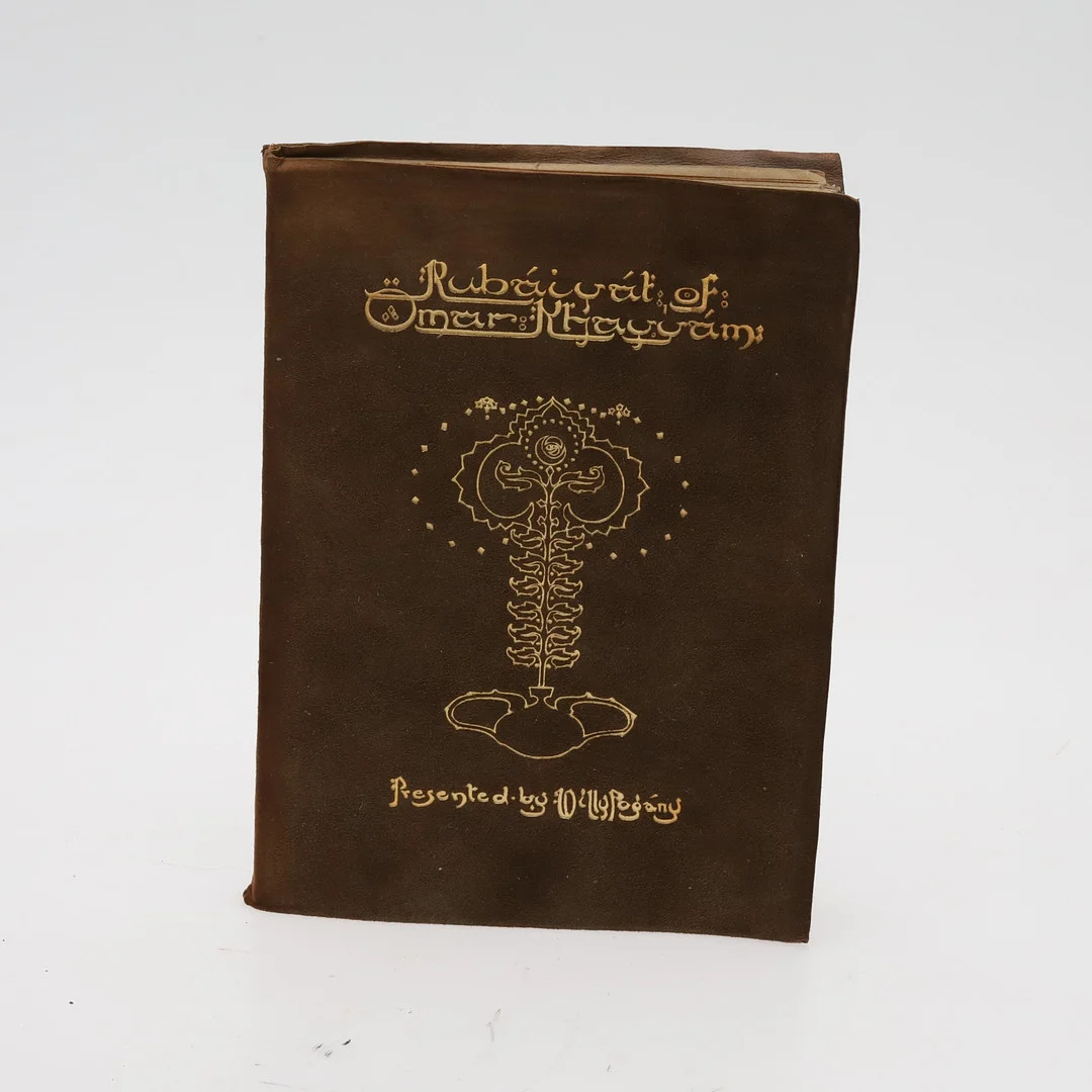 RUBAIYAT OF OMAR KHAYYAM. Mockabunden, översatt till engelska av Edward FitzGerald med illustrationer av Willy Pogany, tidigt 1900-tal, England. — Books — Örebro Stadsauktioner