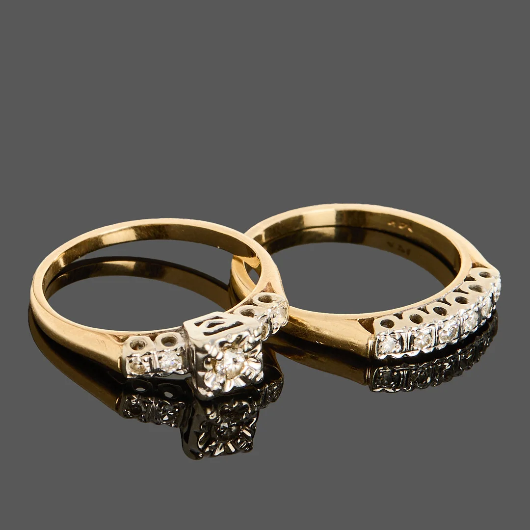 RINGAR, 2 st, 14k guld, dekorerat med enkelslipade diamanter samt en briljantslipad diamant. — Rings — Crafoord Auktioner Stockholm