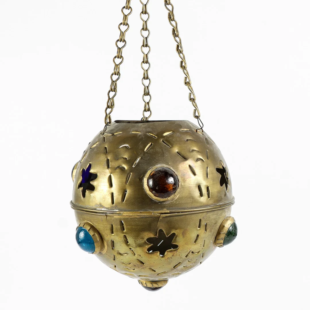 LJUSLYKTA mässing med glasprydnader. — Pewter, Brass & Copper — Karlstad Hammarö Auktionsverk