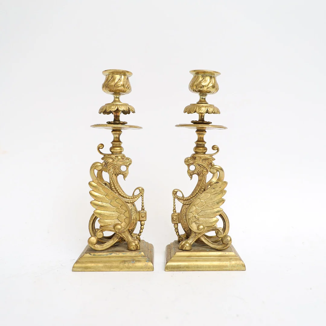 LJUSSTAKAR ETT PAR, 1800-1900-tal, med dekor av gripar, mässing. — Candlesticks — Falun Auktionsbyrå