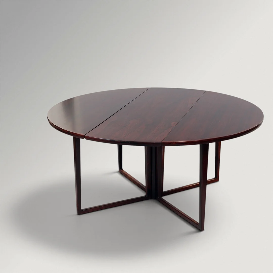 ARNE VODDER. TILSKREVET. Gateleg bord af palisander med to klapper og krydsstel, 1960'erne. — Dining tables — Palsgaard Kunstauktioner