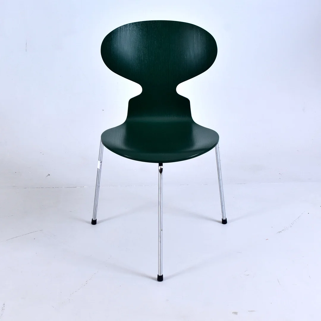 ARNE JACOBSEN. Stol, "Myran", Fritz Hansen, Danmark, 2021. — Armchairs & Chairs — Halmstads Auktionskammare