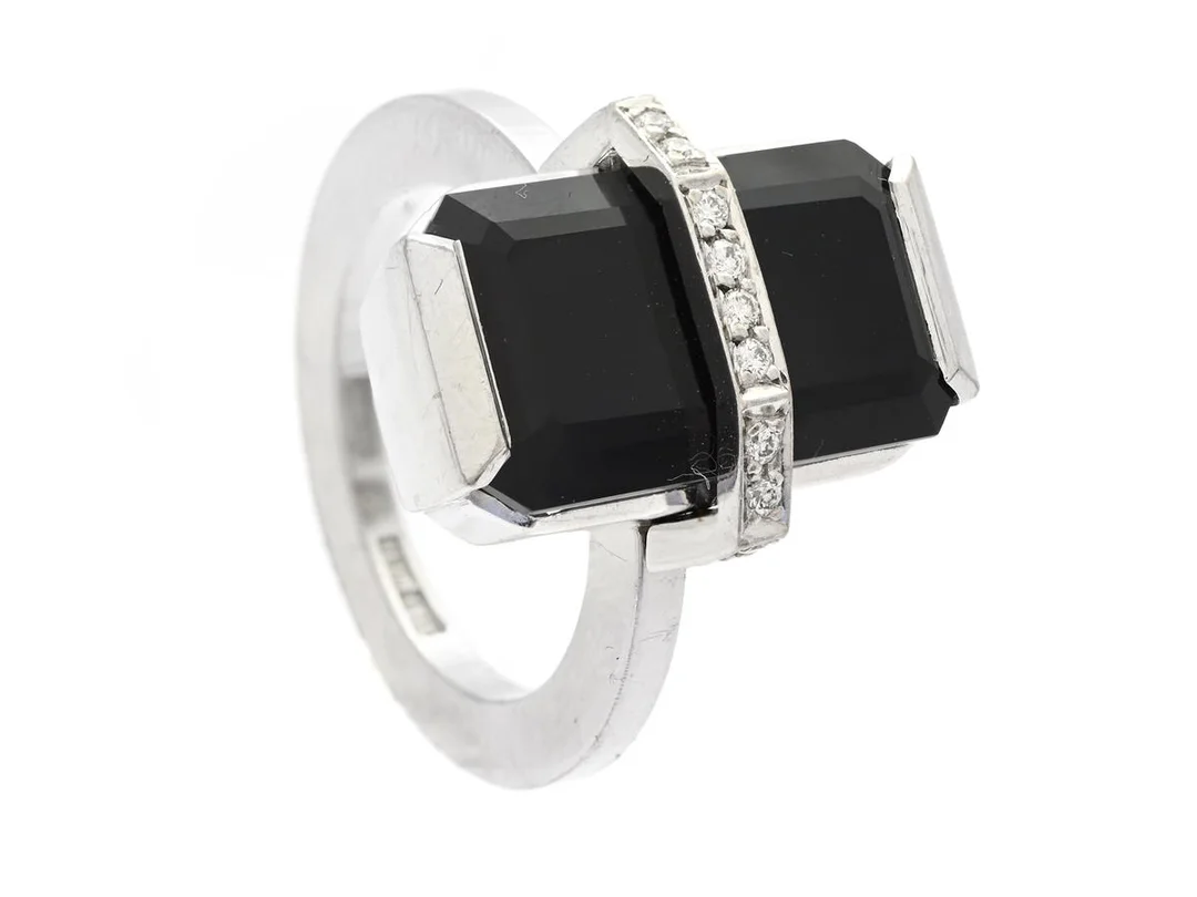 EFVA ATTLING, ring, Bend Over Ring, 18K vitguld, onyx, 16 briljantslipade diamanter ca 0,12 ctv, Stockholm 2012 ctv, stl 16,75 mm, vikt 11,5 g, etui. repor på skena — Smycken/Ring — Kaplans