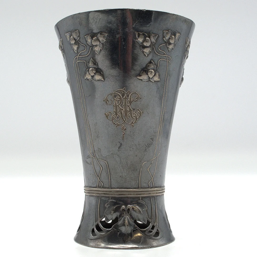 ANTIKER JUGENDSTIL BECHER B&G IMPERIAL ZINN, MIT FLORALEM MOTIV, DATIERT 1907. — Pewter, Brass & Copper — Kunst- und Auktionshaus Kleinhenz