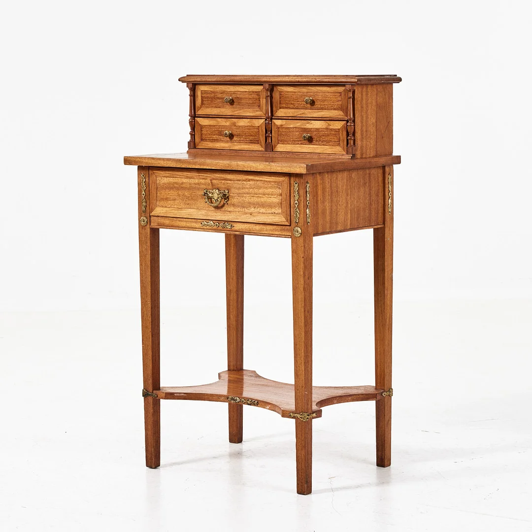 DAMARBETSBORD, 1800-tal, fanerad i mahogny, intarsia, uppsats med fyra lådor, mässing handtag och belag. — Desks — Stockholms Auktionsverk Magasin 5