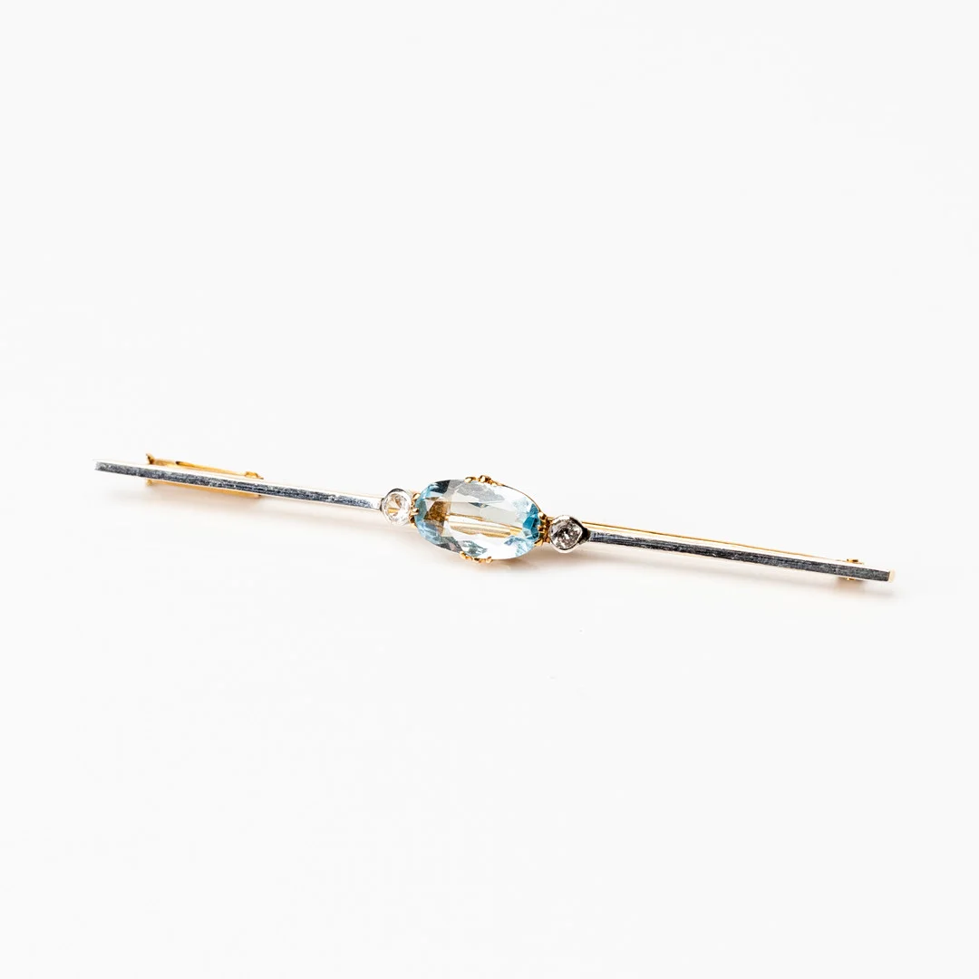 BROSCH, guld, 18K, samt 2 vita och en blå sten, 1931. — Brooches & Pendants — Auktionshuset Kolonn