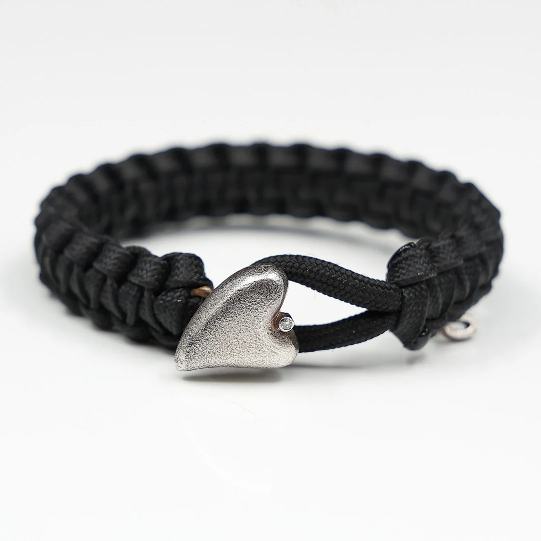JENS AAGAARD. ARMBAND "FROM SOLDIER TO SOLDIER" STERLINGSILVER MED ÄKTA BRILJANT, DANMARK. — Jewellery — Auktionskammaren Sydost Kalmar
