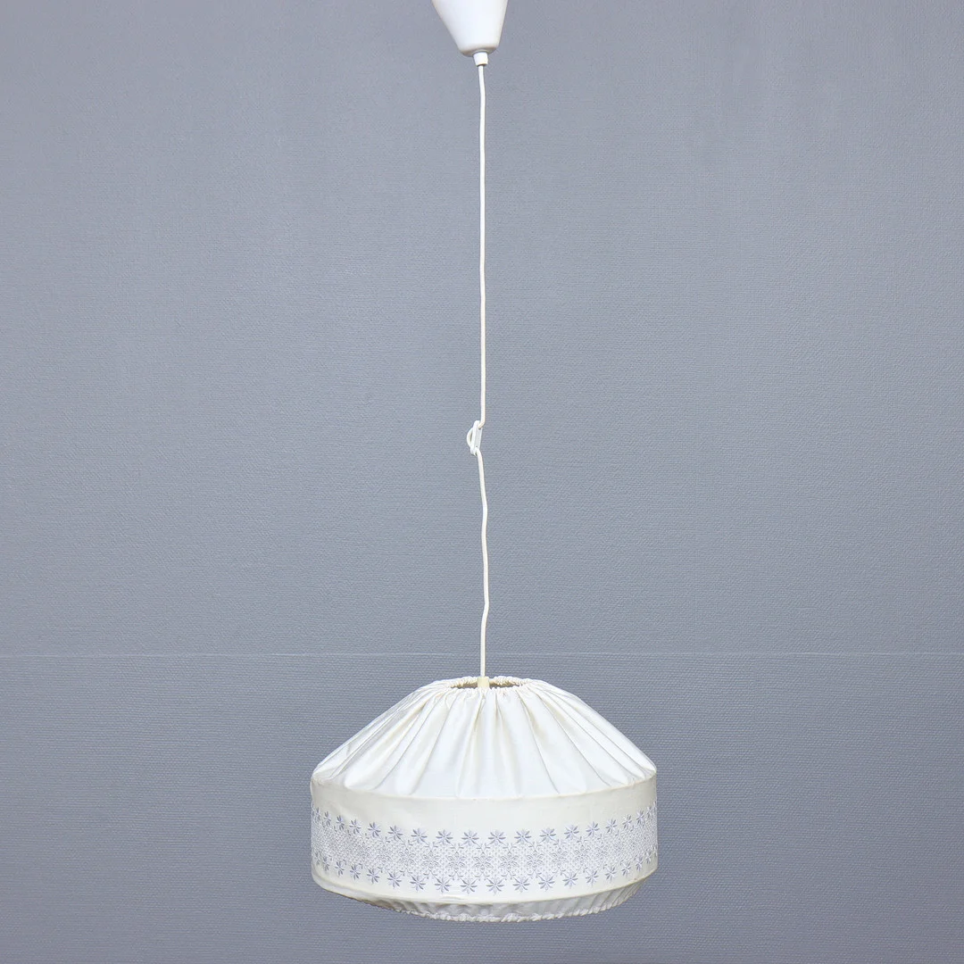 TAKLAMPA MED BRODERAD TEXTILSKÄRM, 1960/1970-TAL. — Ceiling lights — Auktionskammaren Sydost Kalmar